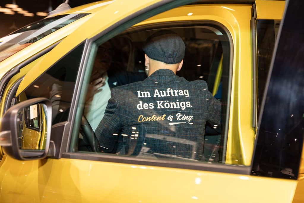 Clemens sitzt beim Networking in einem Auto.