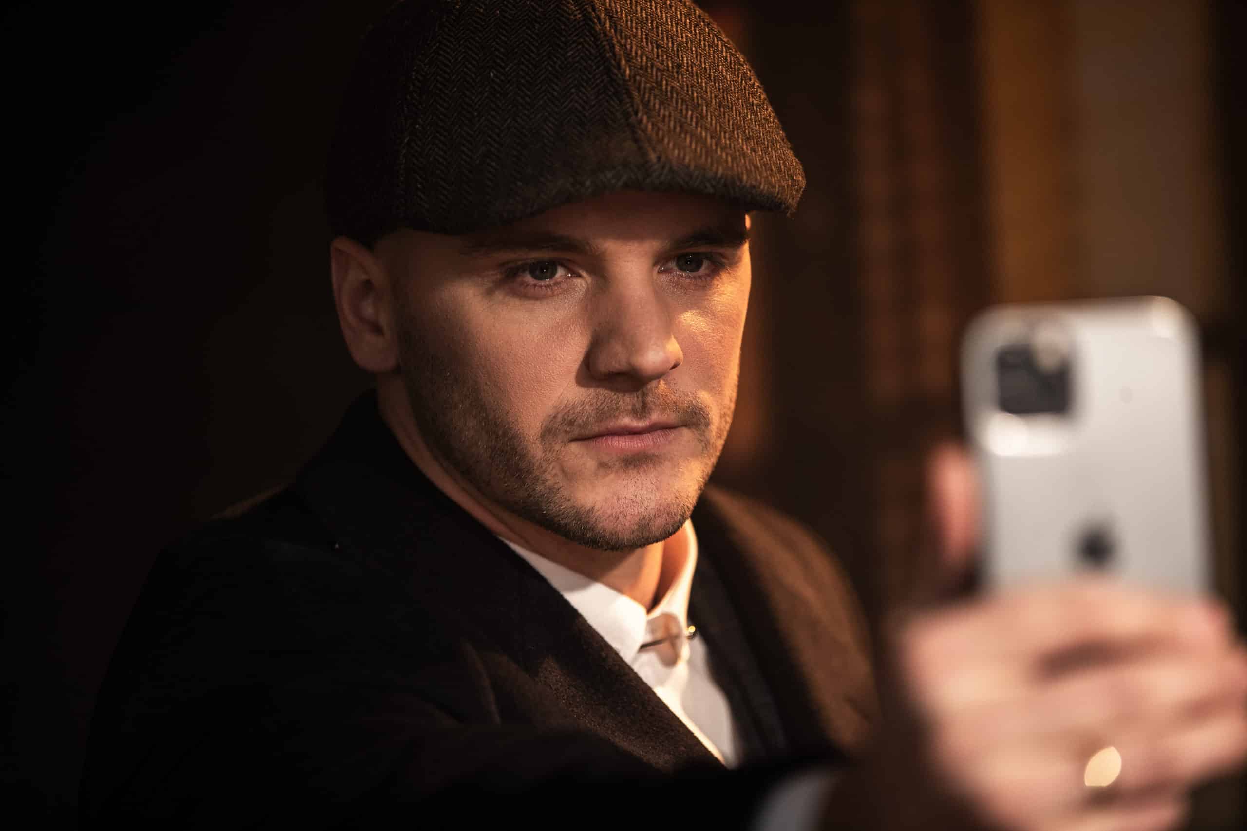 Clemens mit Smartphone bewaffnet. Im Auftrag des Königs.