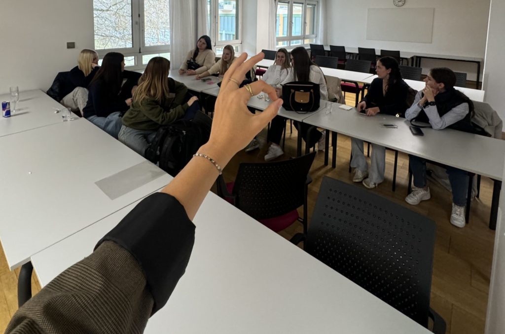 Social Media Workshop in der Vienna Business School mit Julia Trenker als Referentin