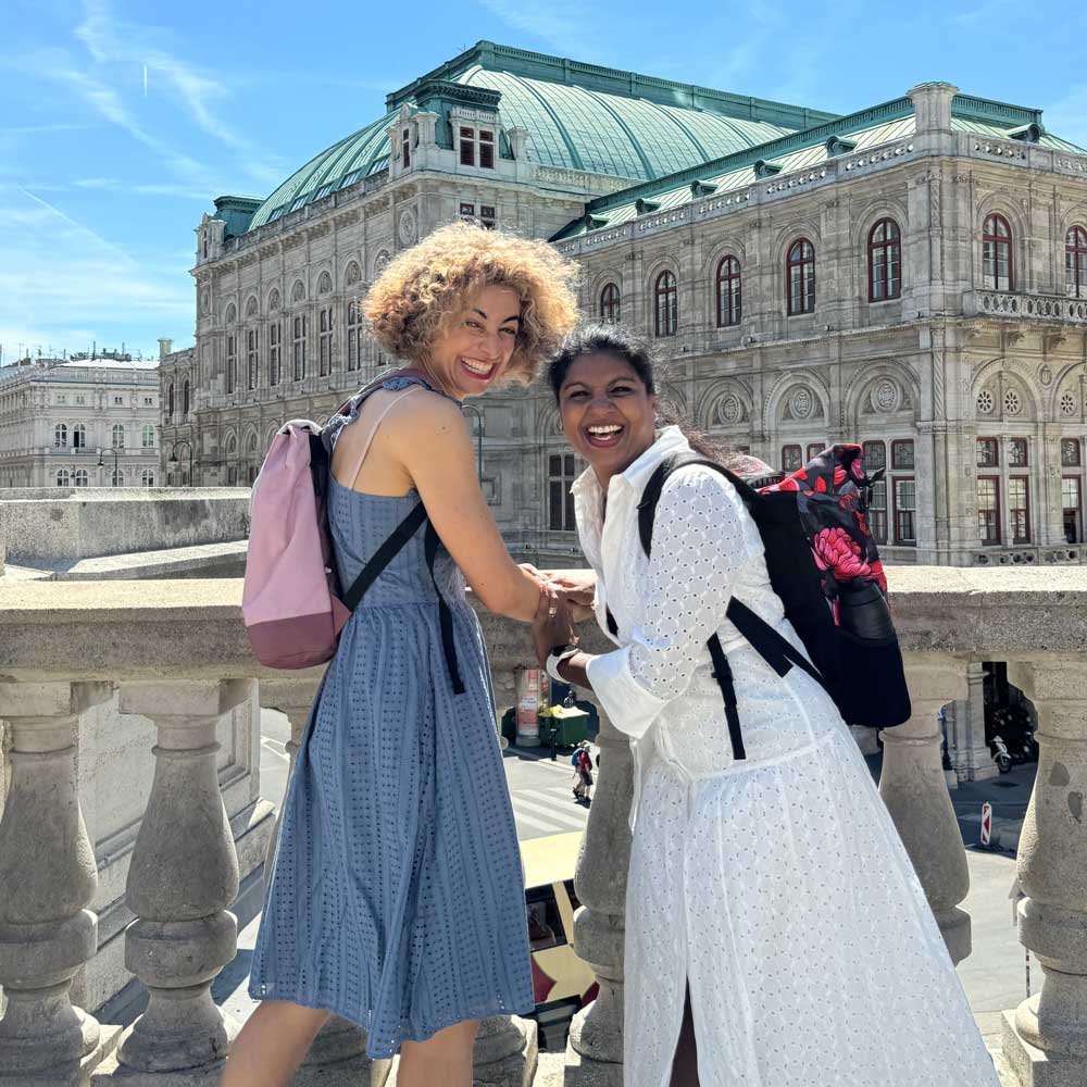 Influencerinnen in Wien mit einem Ela Mo Rucksack bei einer Contentproduktion von Contentreich